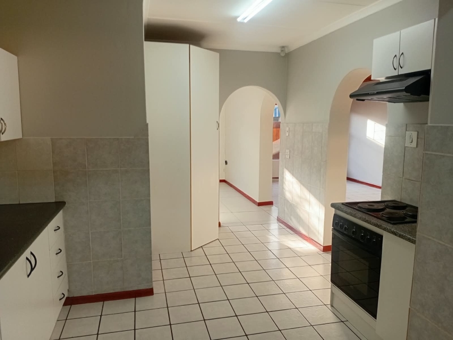 To Let 4 Bedroom Property for Rent in Bonza Bay Eastern Cape